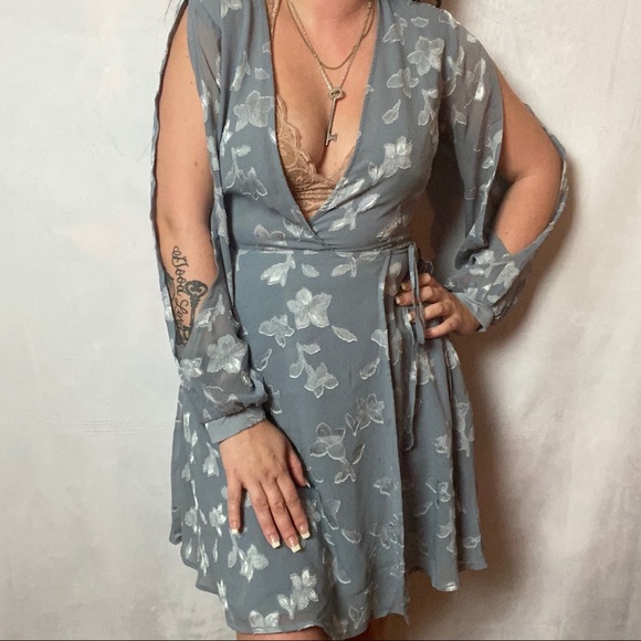 Astr Dresses & Skirts - ASTR THE LABEL BLUE FLORAL OPEN SLEEVE WRAP DRESS